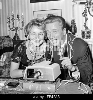 Wis Heinz Reincke und Erni Mangold schulmeisterschaft sich Dias ein, Deutschland 1960er Jahre. Schauspieler Heinz Reincke und Erni Ma Stockfoto