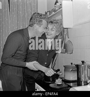 Wis Heinz Reincke und Erni Mangold in der Fondue, Deutschland 1960er Jahre. Schauspieler Heinz Reincke und Erni Mangold wa Stockfoto