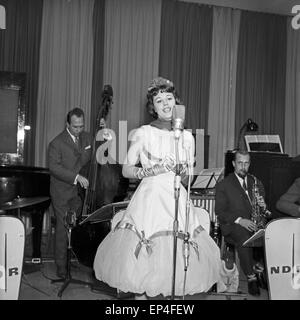 Deutsche Plant und Schlagersängerin Rica Deus bei einem Auftritt, Deutschland 1960er Jahre. Die deutsche Schauspielerin und Schl Stockfoto