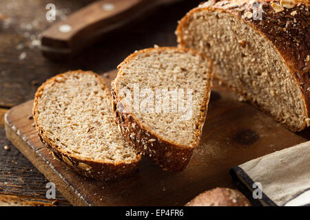 Hausgemachte Bio Vollkorn Brot fertig zum Verzehr Stockfoto