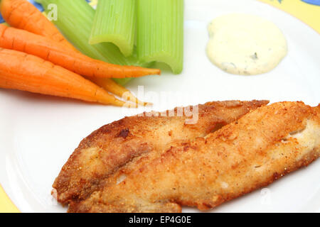 Gebratener Fisch-Filet mit Karotten, Sellerie und Tatar-sauce auf einem Teller Stockfoto