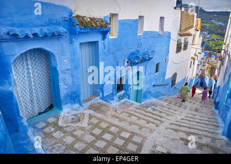 Chefchaouen (Chaouen) Wände von Gebäuden sind blau, Marokko gemalt. Stockfoto
