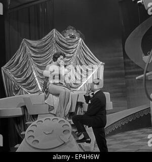 Deutschen Sänger Rita Paul und Bully Buhlan in der Kulisse der NDR Musiksendung "Romanze in مع ملبس لوز', Deutschland 1960er Jahre. Stockfoto