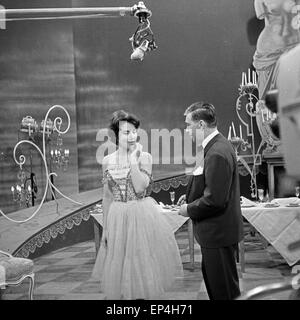 Deutschen Sänger Rita Paul und Bully Buhlan in der Kulisse der NDR Musiksendung "Romanze in مع ملبس لوز', Deutschland 1960er Jahre. Stockfoto