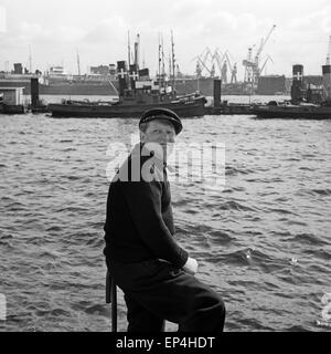 Deutscher Wis und Humorist Addi Münster im Hafen von Hamburg, Deutschland 1960er Jahre. Deutsche Schauspieler und comdian Hinzufügen Stockfoto