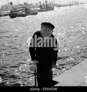 Deutscher Wis und Humorist Addi Münster im Hafen von Hamburg, Deutschland 1960er Jahre. Deutsche Schauspieler und comdian Hinzufügen Stockfoto