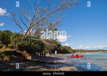 Ein Boot, immer bereit, auf das Meer für eine Expedition Tauchen in Byron Bay, Australien zu starten. Stockfoto