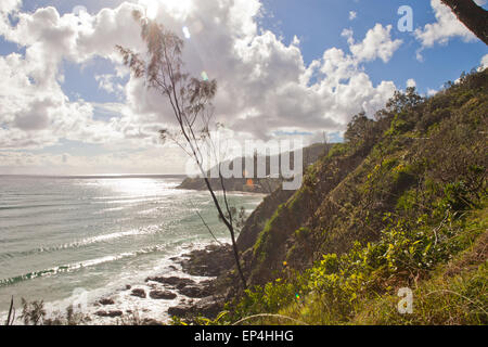 Wellen an der Küste beim Blick nach unten auf Wategos Strand in Australien. Stockfoto