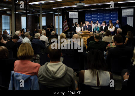 Manchester, New Hampshire, USA. 12. Mai 2015. Gouverneur von New Jersey und potenzielle Präsidentschaftskandidat Chris Christie gibt eine wirtschaftliche Adresse an der University of New Hampshire in Manchester, New Hampshire. Bildnachweis: Julian Russell/Alamy Live-Nachrichten Stockfoto