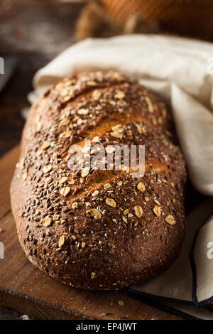 Hausgemachte Bio Vollkorn Brot fertig zum Verzehr Stockfoto