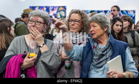 London, UK, 7. Mai 2015.  Gäste diskutieren eines der neuen Werke von acht Anwärter für das diesjährige Catlin Kunstpreis, die auf die Öffnung Vorschau im Londonewcastle Project Space in Shoreditch, East London enthüllt wurde.  Catlin-Kunst-Preis ist eine kuratierte Ausstellung präsentiert die spannendsten neuen Kunst-Absolventen im Vereinigten Königreich ein Jahr auf Art School.  Jeder wurde beauftragt, einen neuen Körper der Arbeit für die Ausstellung zu entwickeln.  Der Gewinner von Catlin Art Prize 2015 erhält den Preis von £5.000 bei einer privaten Zeremonie am Abend des Mittwoch, den 13. Mai. [UPDATE] Der Gewinner der Catlin Kunst Pr Stockfoto