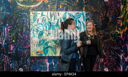 London, UK, 7. Mai 2015. Die Gäste sehen "Pflanze der vielen Gesichter (The Bush sagte nichts)" von Nicholas William Johnson, Royal College of Art, London.  Nicholas William Johnson ist eines der acht Anwärter für das diesjährige Catlin Kunstpreis, deren Werke auf die Öffnung Vorschau im Londonewcastle Project Space in Shoreditch, East London vorgestellt wurden.  Catlin-Kunst-Preis ist eine kuratierte Ausstellung präsentiert die spannendsten neuen Kunst-Absolventen im Vereinigten Königreich ein Jahr auf Art School.  Jeder wurde beauftragt, einen neuen Körper der Arbeit für die Ausstellung zu entwickeln.  Der Gewinner des Catlin Art Prize 2015 wird besetzt Stockfoto