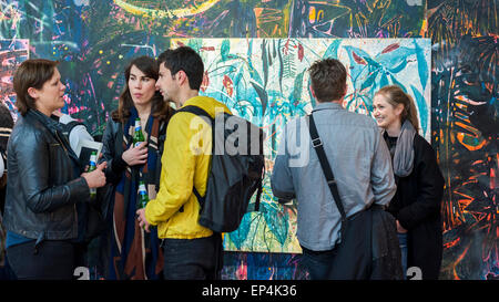 London, UK, 7. Mai 2015. Die Gäste sehen "Pflanze der vielen Gesichter (The Bush sagte nichts)" von Nicholas William Johnson, Royal College of Art, London.  Nicholas William Johnson ist eines der acht Anwärter für das diesjährige Catlin Kunstpreis, deren Werke auf die Öffnung Vorschau im Londonewcastle Project Space in Shoreditch, East London vorgestellt wurden.  Catlin-Kunst-Preis ist eine kuratierte Ausstellung präsentiert die spannendsten neuen Kunst-Absolventen im Vereinigten Königreich ein Jahr auf Art School.  Jeder wurde beauftragt, einen neuen Körper der Arbeit für die Ausstellung zu entwickeln.  Der Gewinner des Catlin Art Prize 2015 wird besetzt Stockfoto