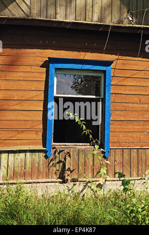 Dorfbild - Fenster in vergessenen Haus. Stockfoto