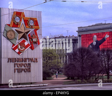 25. Juni 1989 - Leningrad (St. Petersburg, Russland - dieses großes Schild verkündet, dass Leningrad (heute St. Petersburg) der Titel Held-Stadt für seine Missachtung der Nazis während seiner Belagerung 900-Day während des zweiten Weltkriegs verliehen wurde. Ein sowjetischer Ehrentitel verliehen für herausragende Heldentum während der großen Vaterländischen Krieges, da WWII in der UdSSR bekannt ist, erhielt zwölf Städte Held-Stadt. Die Held-Stadt wurde vom des Präsidiums des Obersten Sowjets der UdSSR den Leninorden, den Goldstern-Medaille und das Zertifikat der Heldentat (Gramota) ausgestellt. Beachten Sie das große Banner von Lenin an der Fassade des t Stockfoto