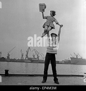 Deutscher Tänzer und Chroreograph Herbert F. Schubert im Hafen in Hamburg, Deutschland 1960er Jahre. Deutsche Tänzerin und Choreo Stockfoto