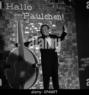 Deutscher Pianist, Bandleader und Sänger Paul Kuhn in seiner Show "Hallo, Paulchen!', Deutschland 1960er Jahre. Deutsche pianis Stockfoto