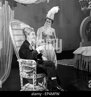 Deutscher Pianist, Bandleader und Sänger Paul Kuhn als Pascha in Thunfischwadenfänger zeigen, 'Hallo, Paulchen!', Deutschland 1960er Jahre. Ge Stockfoto