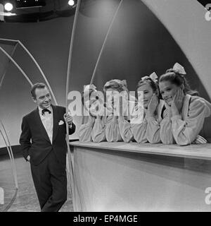 Deutscher Pianist, Bandleader und Sänger Paul Kuhn mit vier Tänzerinnen in Thunfischwadenfänger zeigen, 'Hallo, Paulchen!', Deutschland 1960er Stockfoto