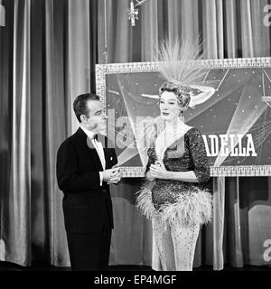 Deutscher Pianist, Bandleader und Sänger Paul Kuhn mit Gisela Schlüter in Thunfischwadenfänger zeigen, 'Hallo, Paulchen!', Deutschland 1960er Stockfoto