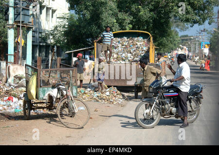 TAMIL NADU, Indien, circa 2009: Müllsammler pausieren bei ihrer Arbeit, circa 2009 in der Nähe von Tirunelveli, Tamil Nadu, Indien. Stockfoto