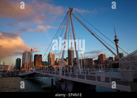 Wynyard Crossing Brücke zwischen Viaduct Harbour und Wynyard Quarter, Waterfront Auckland, Nordinsel, Neuseeland Stockfoto