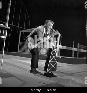 Deutscher Wis und Chansonsänger Viktor de Kowa in Socken in der Unterhaltungssendung "als Programvorschlage geht weiter" vom Stockfoto