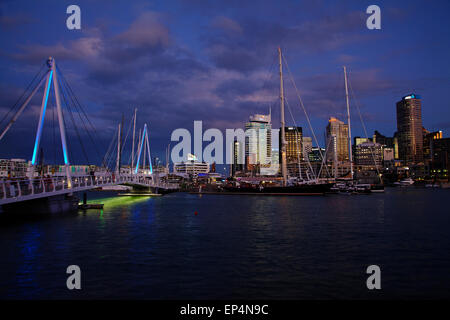 Wynyard Crossing Brücke zwischen Viaduct Harbour und Wynyard Quarter, Waterfront Auckland, Nordinsel, Neuseeland Stockfoto