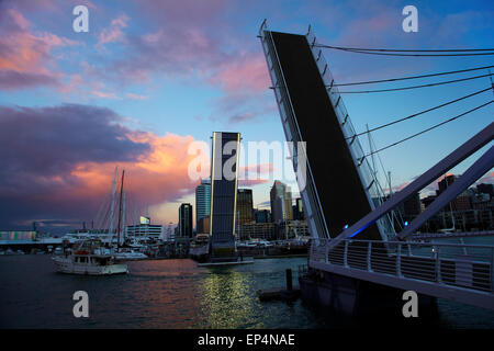 Wynyard Crossing Brücke zwischen Viaduct Harbour und Wynyard Quarter, Waterfront Auckland, Nordinsel, Neuseeland Stockfoto