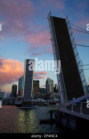 Wynyard Crossing Brücke zwischen Viaduct Harbour und Wynyard Quarter, Waterfront Auckland, Nordinsel, Neuseeland Stockfoto