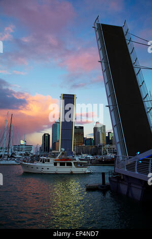 Wynyard Crossing Brücke zwischen Viaduct Harbour und Wynyard Quarter, Waterfront Auckland, Nordinsel, Neuseeland Stockfoto