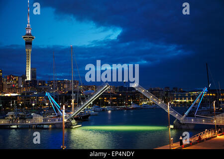 Wynyard Crossing Bridge und Skytower, Hafen von Auckland, Nordinsel, Neuseeland Stockfoto