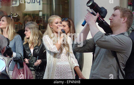 Liverpool, Vereinigtes Königreich. 13. Mai 2015. Paris Hilton war der Superdrug Store im Einkaufszentrum Liverpool One, ihr neue limitierte Jubiläums-Edition Duft am 13. Mai 2015 zu fördern. Sie sah strahlend in eine schneeweiße Outfit und Heels. Gab es lange Schlangen von Fans warten, sie zu sehen. Bildnachweis: Pak Hung Chan/Alamy Live-Nachrichten Stockfoto