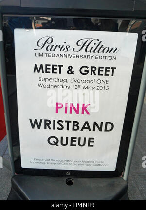 Liverpool, Vereinigtes Königreich. 13. Mai 2015. Paris Hilton war der Superdrug Store im Einkaufszentrum Liverpool One, ihr neue limitierte Jubiläums-Edition Duft am 13. Mai 2015 zu fördern. Sie sah strahlend in eine schneeweiße Outfit und Heels. Gab es lange Schlangen von ihren Fans darauf warten, sie zu sehen. Bildnachweis: Pak Hung Chan/Alamy Live-Nachrichten Stockfoto