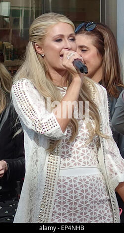 Liverpool, Vereinigtes Königreich. 13. Mai 2015. Paris Hilton war der Superdrug Store im Einkaufszentrum Liverpool One, ihr neue limitierte Jubiläums-Edition Duft am 13. Mai 2015 zu fördern. Sie sah strahlend in eine schneeweiße Outfit und Heels. Gab es lange Schlangen von Fans warten, sie zu sehen. Bildnachweis: Pak Hung Chan/Alamy Live-Nachrichten Stockfoto