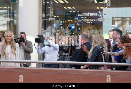 Liverpool, Vereinigtes Königreich. 13. Mai 2015. Paris Hilton war der Superdrug Store im Einkaufszentrum Liverpool One, ihr neue limitierte Jubiläums-Edition Duft am 13. Mai 2015 zu fördern. Sie sah strahlend in eine schneeweiße Outfit und Heels. Gab es lange Schlangen von Fans warten, sie zu sehen. Bildnachweis: Pak Hung Chan/Alamy Live-Nachrichten Stockfoto