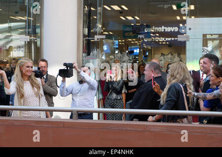 Liverpool, Vereinigtes Königreich. 13. Mai 2015. Paris Hilton war der Superdrug Store im Einkaufszentrum Liverpool One, ihr neue limitierte Jubiläums-Edition Duft am 13. Mai 2015 zu fördern. Sie sah strahlend in eine schneeweiße Outfit und Heels. Gab es lange Schlangen von Fans warten, sie zu sehen. Bildnachweis: Pak Hung Chan/Alamy Live-Nachrichten Stockfoto