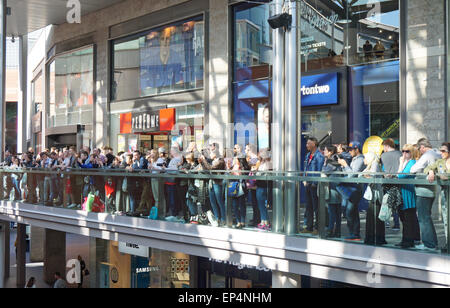 Liverpool, Vereinigtes Königreich. 13. Mai 2015. Paris Hilton war der Superdrug Store im Einkaufszentrum Liverpool One, ihr neue limitierte Jubiläums-Edition Duft am 13. Mai 2015 zu fördern. Sie sah strahlend in eine schneeweiße Outfit und Heels. Gab es lange Schlangen von Fans warten, sie zu sehen. Bildnachweis: Pak Hung Chan/Alamy Live-Nachrichten Stockfoto