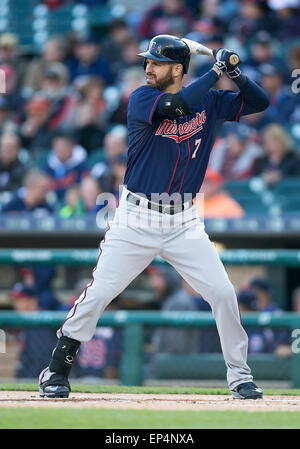 Detroit, Michigan, USA. 13. Mai 2015. Minnesota Twins Infielder Joe Mauer (7) at bat während MLB Spielaktion zwischen den Minnesota Twins und die Detroit Tigers im Comerica Park in Detroit, Michigan. Die Zwillinge besiegten die Tigers 6: 2. John Mersits/CSM/Alamy Live-Nachrichten Stockfoto