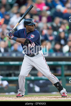 Detroit, Michigan, USA. 13. Mai 2015. Minnesota Twins Outfielder Torii Hunter (48) an bat bei MLB Spielaktion zwischen den Minnesota Twins und die Detroit Tigers im Comerica Park in Detroit, Michigan. Die Zwillinge besiegten die Tigers 6: 2. John Mersits/CSM/Alamy Live-Nachrichten Stockfoto