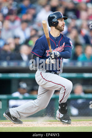 Detroit, Michigan, USA. 13. Mai 2015. Minnesota Twins Infielder Joe Mauer (7) verdreifacht während MLB Spielaktion zwischen den Minnesota Twins und der Detroit Tigers im Comerica Park in Detroit, Michigan. Die Zwillinge besiegten die Tigers 6: 2. John Mersits/CSM/Alamy Live-Nachrichten Stockfoto