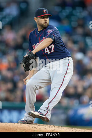 Detroit, Michigan, USA. 13. Mai 2015. Minnesota Twins Krug Ricky Nolasco (47) liefert Tonhöhe während MLB Spielaktion zwischen den Minnesota Twins und die Detroit Tigers im Comerica Park in Detroit, Michigan. Die Zwillinge besiegten die Tigers 6: 2. John Mersits/CSM/Alamy Live-Nachrichten Stockfoto