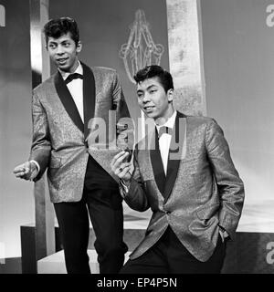 Sterben Sie die Erste Folge der Musiksendung "Musik aus Studio B" Mit Dem Niederländischen Wop Duo "Blue Diamonds", Deutschland 1960er Ja Stockfoto