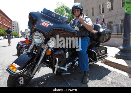 Älterer Mann sitzt auf der Harley Davidson Motorrad - USA Stockfoto