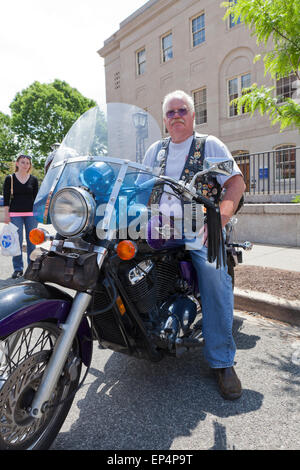Älterer Mann sitzt auf dem Motorrad Honda Shadow - USA Stockfoto