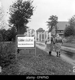 Zwei Kinder in Lüdersbüttel Im Kreis Norderdithmarschen in Schleswig Holstein Auf Dem Weg Zur Schule, 1960er Jahre Deutschland. Stockfoto