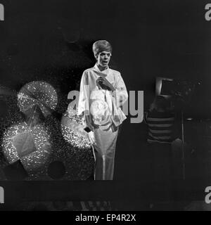 Große Show Zu Silvester 1961/62 des NDR, Gaststar sterben: Harfenspieler Lorne Lesley, 1960er Jahre Deutschland. Die gute Unterhaltung Stockfoto