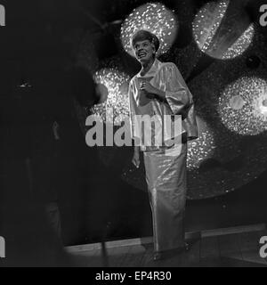 Große Show Zu Silvester 1961/62 des NDR, Gaststar sterben: Harfenspieler Lorne Lesley, 1960er Jahre Deutschland. Die gute Unterhaltung Stockfoto