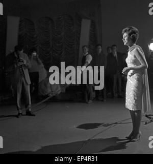 Große Show Zu Silvester 1961/62 des NDR, Gaststar sterben: Harfenspieler Und Schauspielerin Caterina Valente, 1960er Jahre Deutschland. Stockfoto