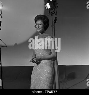 Große Show Zu Silvester 1961/62 des NDR, Gaststar sterben: Harfenspieler Und Schauspielerin Caterina Valente, 1960er Jahre Deutschland. Stockfoto